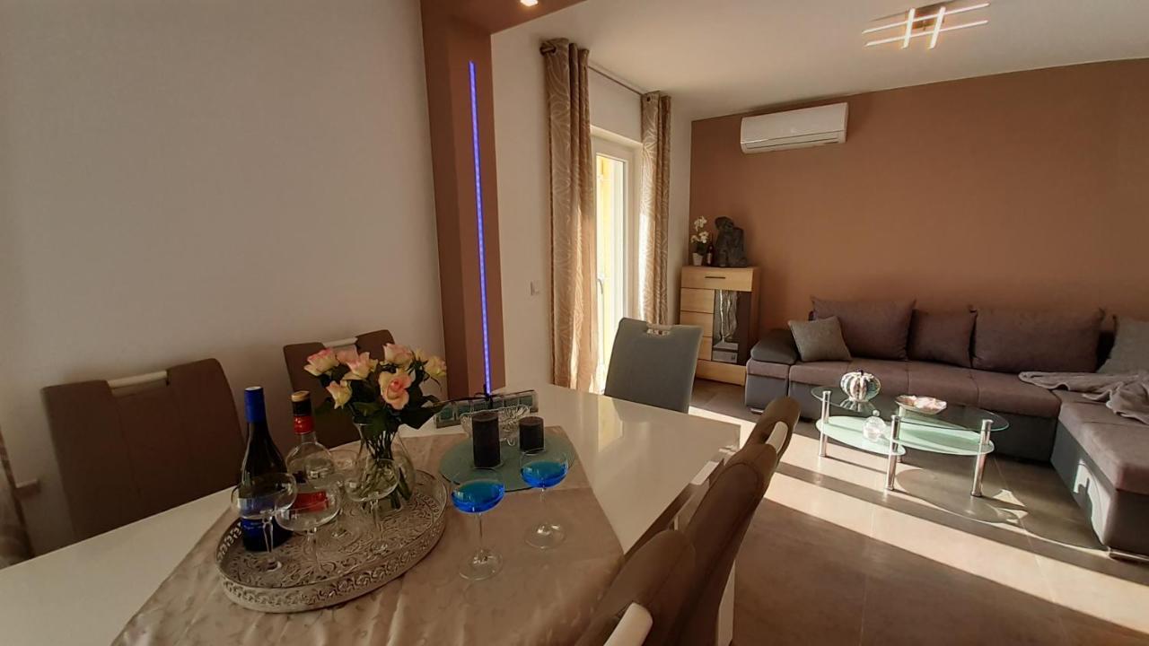 Villa Elke Maria With Overflow Pool And Hydromassage Novigrad Istria Extérieur photo
